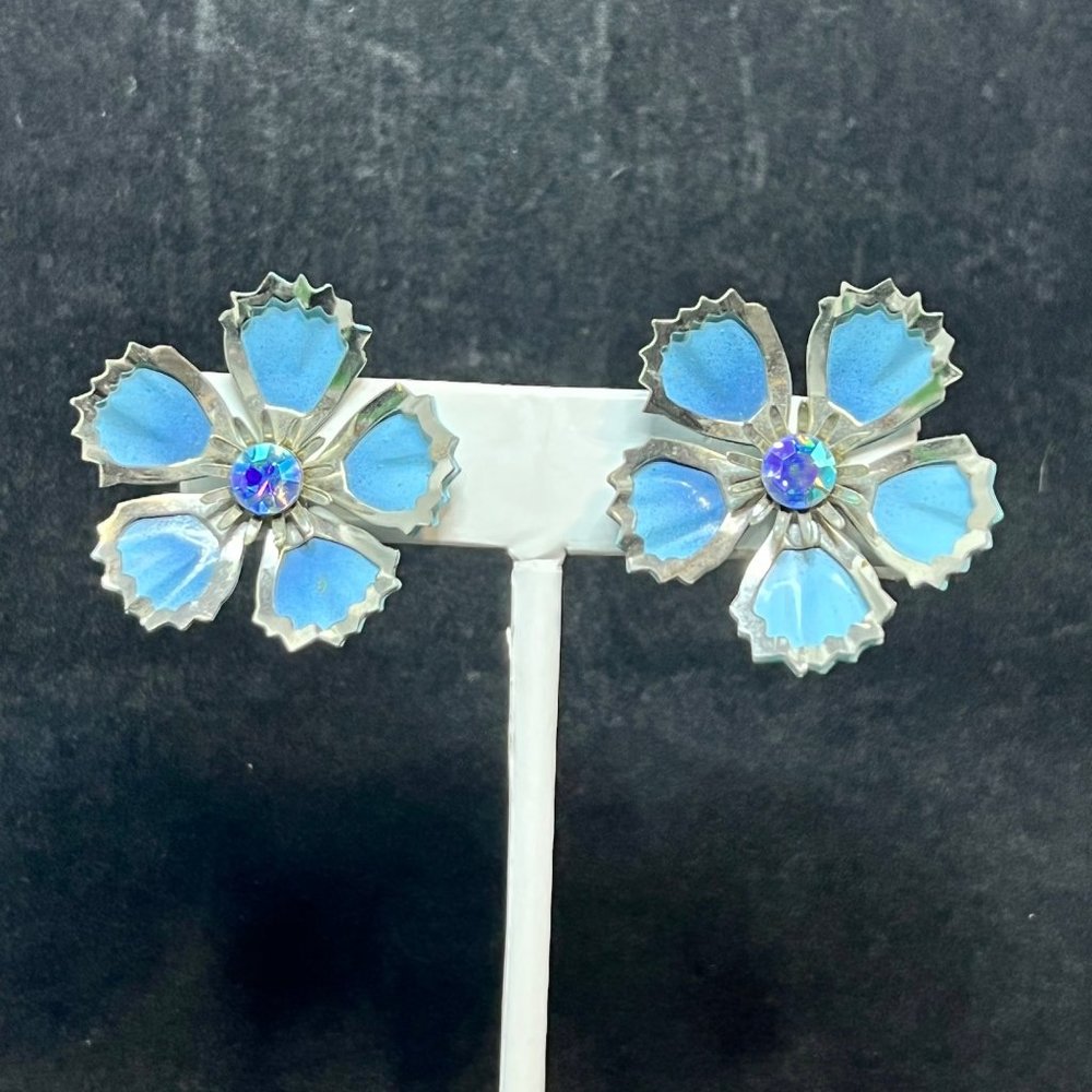 Vintage Silver Tone Aurora Borealis Blue Enamel Flower Screw Back Earrings 3512